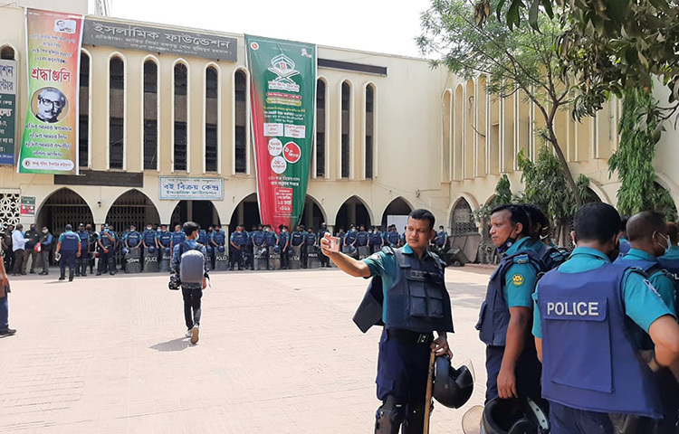 হেফাজতের বিক্ষোভ কর্মসূচিতে অপ্রীতিকর ঘটনা বা বিশৃঙ্খলা এড়াতে রাজধানীর বায়তুল মোকাররম এলাকায় নেয়া হয়েছে ব্যাপক নিরাপত্তা ব্যবস্থা। ছবি: জাগো নিউজ