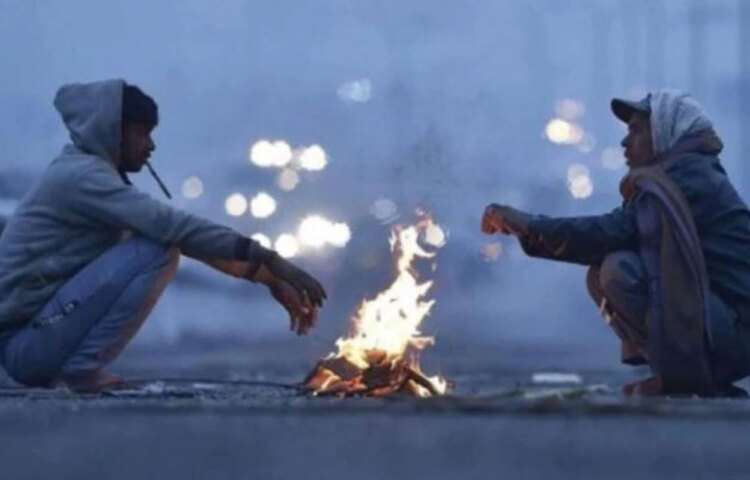 ভারতের পশ্চিম হিমালয় থেকে ঢুকছে কনকনে বাতাস, দিল্লির তাপমাত্রা ১৭ বছরে সর্বনিম্ন। শীতে এখানকার মানুষ জবুথবু।