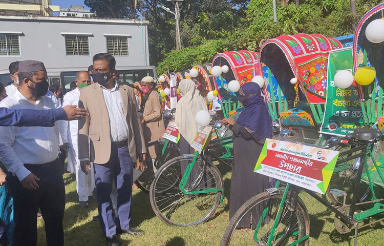 ভিক্ষাবৃত্তি ছেড়ে জীবিকা নিশ্চিত করণে প্রধানমন্ত্রীর উপহারস্বরূপ দেয়া উপকরণ পেয়েছেন কক্সবাজার সদরের দুই ইউনিয়নের ৩৪ ভিক্ষুক। সোমবার (৩০ নভেম্বর) দুপুরে বিশেষ চাহিদাসম্পন্ন শিশুদের স্কুল অরুণোদয় হলরুমে সদর উপজেলা প্রশাসনের পক্ষে এসব উপকরণ বিতরণ করা হয়েছে। ছবি: জাগো নিউজ