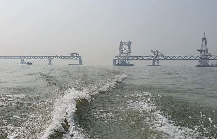 মুন্সীগঞ্জের মাওয়া প্রান্তে পদ্মা সেতুর ১১ ও ১২ নম্বর পিলারের ওপর বসানো হয়েছে ৪০তম স্প্যান ‘২-ই’। শুক্রবার ১০টা ৫৮ মিনিটে স্প্যানটি বসানো হয়। আর এর মাধ্যমেই দৃশ্যমান হলো পদ্মা সেতুর ৬ কিলোমিটার। পদ্মা সেতুর নির্বাহী প্রকৌশলী (মূল সেতু) দেওয়ান মো. আব্দুল কাদের বিষয়টি নিশ্চিত করেছেন। ছবি: জাগো নিউজ