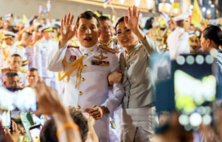 প্রয়াত থাই রাজা ভূমিবল আদুলাদেজের জন্মবার্ষিকীর প্রাক্কালে কমপক্ষে ৩০ হাজার বন্দির সাজা মওকুফ এবং আরও দুই লাখ বন্দির সাজা কমিয়ে দেশটির বর্তমান রাজার পক্ষ থেকে একটি ডিক্রি জারি করা হয়েছে।