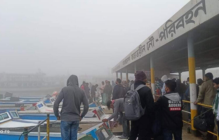 ঘন কুয়াশার কারণে সোমবার(৭ ডিসেম্বর) রাত ২ টা থেকে বাংলাবাজার-শিমুলিয়া নৌরুটে ফেরি চলাচল বন্ধ রয়েছে। এছাড়াও সকালে কুয়াশার পরিমাণ আরো বেশি হওয়ায় লঞ্চ ও স্পিডবোট চলাচল রাখেছে কর্তৃপক্ষ। ছবি: জাগো নিউজ