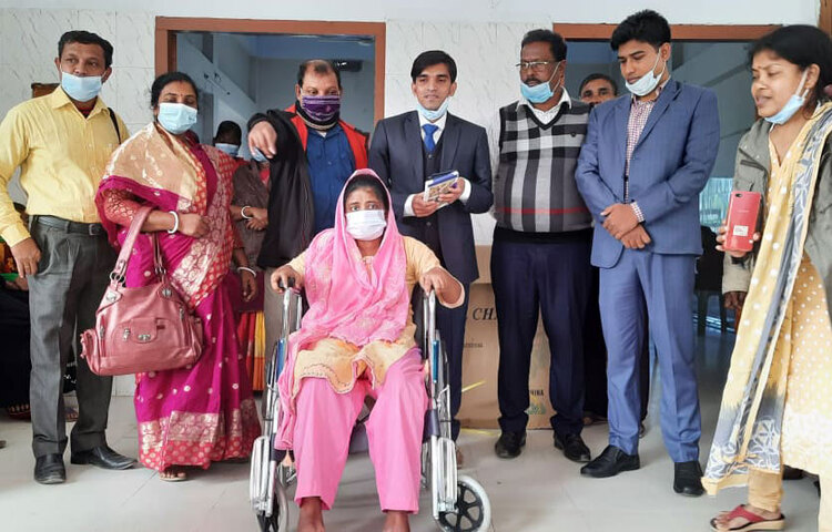 আজ মোংলায় অসহায় প্রতিবন্ধীদের মাঝে কারিতাসের ছাগল, মুরগি, হুইল চেয়ার, ওষুধ, মুদি মালামাল, শিক্ষা উপরকণ ও পুষ্টিকর খাবার বিতরণ করা হয়। ছবি: জাগো নিউজ