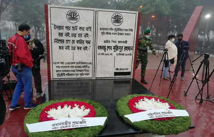 সকাল ৭টা ১০ মিনিটে রাষ্ট্রপতি মো. আবদুল হামিদের পক্ষ থেকে তার সামরিক সচিব মেজর জেনারেল এস এম শামীম উজ জামান ও প্রধানমন্ত্রী শেখ হাসিনার পক্ষ থেকে তার সামরিক সচিব মেজর জেনারেল নকীব আহমেদ চৌধুরি শহীদ বুদ্ধিজীবী স্মৃতিসৌধে শ্রদ্ধা নিবেদন করেন। ছবি: মাহবুব আলম