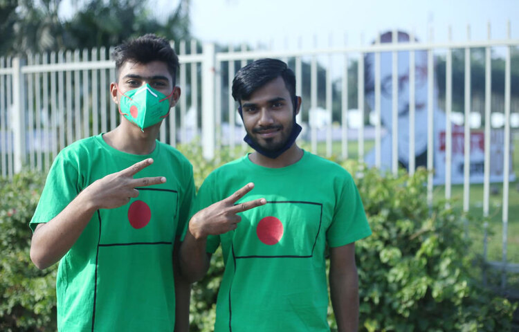 বিজয় দিবসের ছুটিতে ঘুরতে রেব হয়েছেন তারা। রাজধানীর ফার্মগেট এলাকা থোকে এ ছবি তোলা হয়েছে। ছবি: মাহবুব আলাম