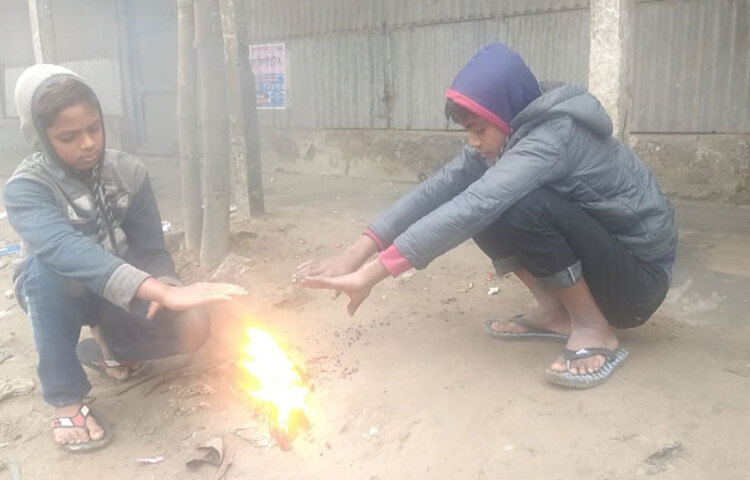 রাজারহাট আবহাওয়া পর্যবেক্ষণাগারের ভারপ্রাপ্ত কর্মকর্তা সুবল চন্দ্র সরকার জানান, শনিবার কুড়িগ্রামের সর্বনিম্ন তাপমাত্রা রেকর্ড করা হয়েছে ৬.৬ ডিগ্রি সেলসিয়াস। এটি সারাদেশের মধ্যে আজকের সর্বনিম্ন তাপমাত্রা। ছবি: জাগো নিউজ