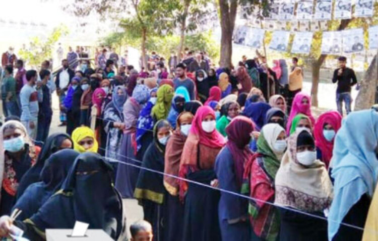 প্রথমবারের মতো ইলেকট্রনিক ভোটিং মেশিনে (ইভিএম) মৌলভীবাজারে বড়লেখা পৌরসভার নির্বাচন অনুষ্ঠিত হয়েছে। আজ সকাল ৮টা থেকে বিকেল ৪টা পর্যন্ত বড় ধরনের কোনো অপ্রীতিকর ঘটনা ছাড়াই বড়লেখা পৌরসভার ভোট গ্রহণ অনুষ্ঠিত হয়। ছবি: জাগো নিউজ