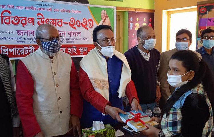 ঢাকার ওয়ারীস্থ সিলভারডেল প্রিপারেটরী এন্ড গার্লস হাই স্কুলে স্বাস্থ্যবিধি মেনে বই বিতরণ করা হয়। অনুষ্ঠানে প্রধান অতিথি ছিলেন বিশিষ্ট শিক্ষানুরাগী, সাংস্কৃতিক ব্যক্তিত্ব সালাউদ্দিন বাদল। ছবি: জাগো নিউজ