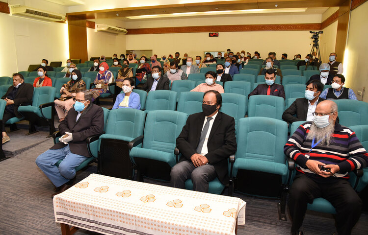 স্বাস্থ্যবিধি মেনে ‘বিজ্ঞানী সত্যেন্দ্রনাথ বসু: কর্মময় বর্ণাঢ্য জীবন’ অনুষ্ঠানে অংশ নেন অতিথিরা। ছবি: সংস্কৃতি বিষয়ক মন্ত্রণালয়