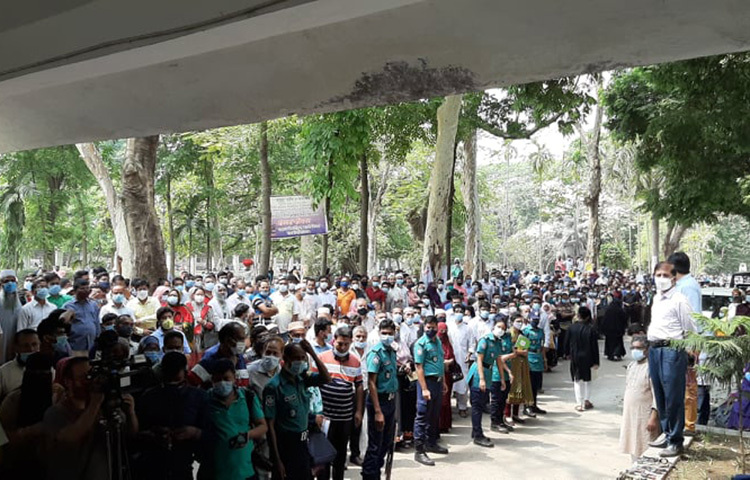 রাজধানীসহ সারাদেশে এমবিবিএস প্রথম বর্ষের ভর্তি পরীক্ষা অনুষ্ঠিত হয়েছে। পরীক্ষার্থীদের সাথে আসা অভিভাবকরা কেন্দ্রের বাইরে অপেক্ষা করেছেন। ছবি: জাগো নিউজ