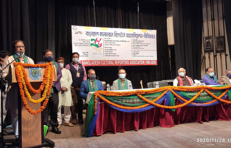 রাজধানীর শিল্পকলা একাডেমিতে বাংলাদেশ কালচারাল রিপোর্টার্স অ্যাসোসিয়েশনের (বিসিআরএ) প্রতিষ্ঠার ২৫ বছর পূর্তি উপলক্ষে ‘রজত জয়ন্তী উৎসব আলোচনা ও সাংস্কৃতিক অনুষ্ঠানে বক্তৃতা দেন  সংস্কৃতি বিষয়ক প্রতিমন্ত্রী কে এম খালিদ।