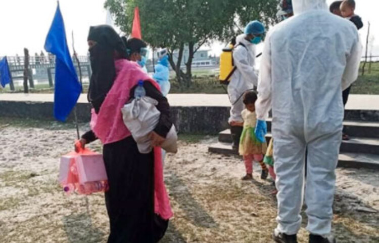 ১৬৪২ রোহিঙ্গাকে বরণ করল ভাসানচর। মিয়ানমার থেকে বাস্তুচ্যুত হয়ে বাংলাদেশে আশ্রয় নেয়া ১ হাজার ৬৪২ রোহিঙ্গাকে বরণ করেছে ভাসানচর। শুক্রবার (৪ ডিসেম্বর) দুপুরে সেখানে তারা পৌঁছলে করোনার কারণে সবার শরীরের তাপমাত্রা মাপা হয়। এরপর হাত ধুয়ে জেটি থেকে গাড়িতে করে তাদের আবাসস্থলে দিকে নিয়ে যাওয়া হয়। ছবি: জাগো নিউজ