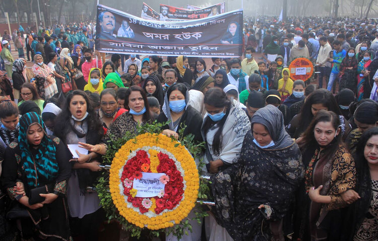 শ্রদ্ধা জানাচ্ছে বাংলাদেশ যুব মহিলা লীগ (ঢাকা মহানগর উত্তর)। ছবি: মাহবুব আলম