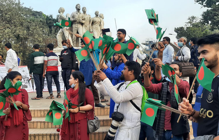ঢাকা বিশ্ববিদ্যালয় এলকায় বিজয় দিবসে তারুণদের উচ্ছ¡াস। ছবি: বিপ্লব দিক্ষিৎ