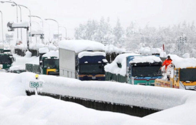 ভারি তুষারপাতে বিপর্যস্ত হয়ে পড়েছে জাপানের নাগরিকদের জনজীবন। দুই দিন ধরে চলা তুষারপাত এতটাই ভয়াবহ অবস্থায় পৌঁছেছে যে, এক হাজারেরও বেশি চালক দেশটির কানেটসু এক্সপ্রেসওয়েতে গাড়ির মধ্যেই আটকা পড়েছেন। জোশিনেটসু এক্সপ্রেসওয়েতেও একই ধরণের অবস্থা সৃষ্টি হয়েছে। সেখানে প্রায় তিনশ গাড়ি চালকসহ আটকা পড়েছে। ছবি: সংগৃহীত