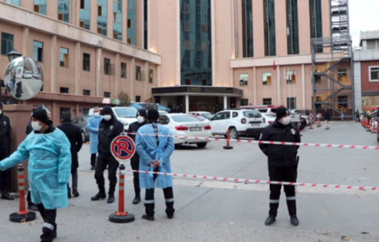 তুরস্কের একটি হাসপাতালে অগ্নিকাণ্ডে অন্তত আটজন প্রাণ হারিয়েছেন। শনিবার দেশটির দক্ষিণ-পূর্বাঞ্চলীয় গাজিয়ান্তেপ প্রদেশে এ দুর্ঘটনা ঘটেছে। তুরস্কের রাষ্ট্রীয় বার্তা সংস্থা আনাদোলু এজেন্সি জানিয়েছে, দেশটির সানকো বিশ্ববিদ্যালয় হাসপাতালের করোনা ইউনিটে আগুন লাগলে এ হতাহতের ঘটনা ঘটে। ছবি: সংগৃহীত