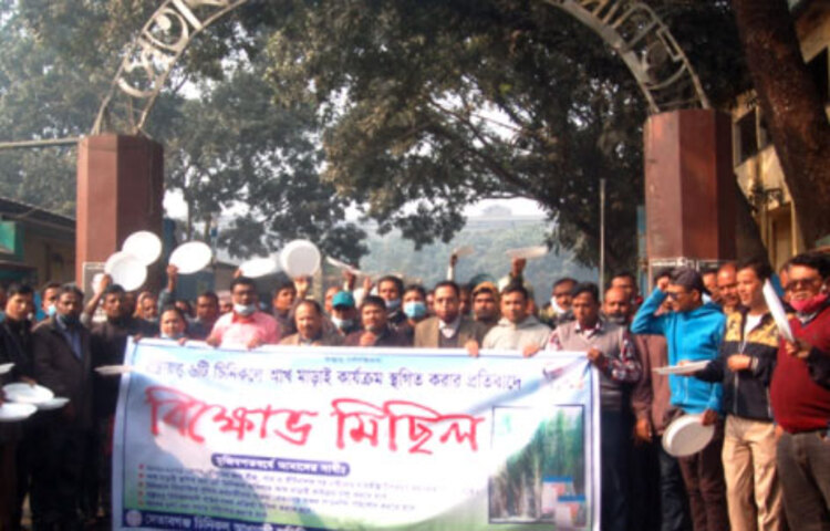 রাষ্ট্রয়াত্ব চিনিকলে আখ মাড়াই কার্যক্রম বন্ধের প্রতিবাদে দিনাজপুরের সেতাবগঞ্জে খালি থালা হাতে ভুখা মিছিল ও বিক্ষোভ সমাবেশ করেছেন চিনিকলের শ্রমিক-কর্মচারীরা। আজ সেতাবগঞ্জ চিনিকলের মূল ফটক থেকে মিছিলটি শুরু হয়েছে পৌরসভার প্রধান সড়ক প্রদক্ষিণ করে শ্রমিকরা। পরে চিনিকল চত্ত্বরে বিক্ষোভ সমাবেশ করেন তারা। ছবি: জাগো নিউজ