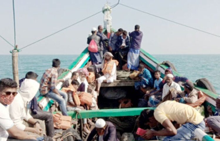সেন্টমার্টিন দ্বীপ থেকে টেকনাফ ফেরার পথে শতাধিক পর্যটক নিয়ে সাগরে বিকল হওয়া জাহাজের পর্যটকরা ফিরতে শুরু করেছেন। আজ সকালে স্পিডবোট ও কাঠের ট্রলারে করে টেকনাফ ফিরেছেন জাহাজের অর্ধশতাধিক যাত্রী। বাকিরা পর্যটকরা দ্বীপে যাওয়া অন্য জাহাজে করে ফেরার অপেক্ষায় রয়েছেন। দুপুর ২টার দিকে সেন্টমার্টিন ইউনিয়ন পরিষদের চেয়ারম্যান নুর আহমদ এ তথ্য নিশ্চিত করেছেন। ছবি: জাগো নিউজ