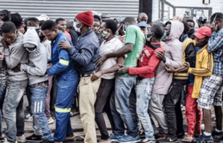 করোনাভাইরাসে আক্রান্ত হয়েছে কিনা পরীক্ষা করাতে আসছেন বহু মানুষ। এর মধ্যে পরীক্ষা নিয়ে কড়াকড়ির কারণে অপেক্ষমানদের দীর্ঘ লাইন ছিল। ফলে দক্ষিণ আফ্রিকা-জিম্বাবুয়ে সীমান্তে মানুষের ভোগান্তি ছিল মাত্রাহীন। আর এ পরীক্ষা করাতে এসেই গত সপ্তাহে মৃত্যু হয়েছে ১৫ জনের। ছবি: সংগৃহীত