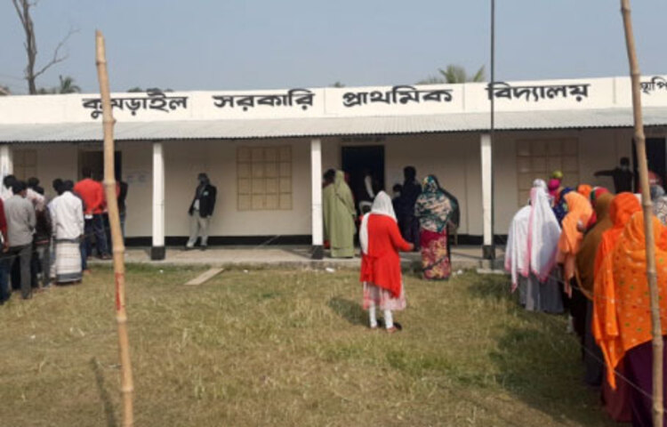 সাভার পৌরসভার কুমরাইল সরকারি প্রাথমিক বিদ্যালয় কেন্দ্রে গিয়ে দেখা যায় ভোটারদের সারি। ছবি: জাগো নিউজ