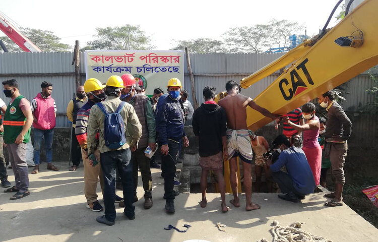 রাজধানীর পান্থপথে বক্স কালভার্ট পরিষ্কারে আজ থেকে ক্র্যাশ প্রোগ্রাম শুরু করেছে ঢাকা দক্ষিণ সিটি করপোরেশন (ডিএসসিসি)। নগরের জলাবদ্ধতা নিরসনে এ প্রোগ্রাম চালানো হচ্ছে বলে জানিয়েছে সংস্থাটি। ছবি: মাহবুব আলম