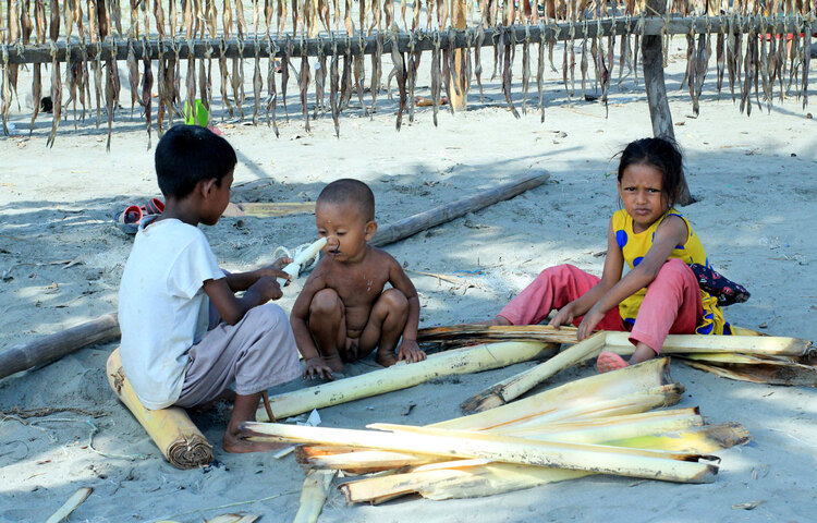 লাখ লাখ টাকা ঋণের বোঝা মাথায় নিয়ে মৌসুমের শুরুতে ব্যবসায় নেমেছেন পটুয়াখালীর উপকূলের শুঁটকি ব্যবসায়ীরা। চলমান করোনাভাইরাসের থাবায় লোকসানের মুখে মূলধন সংকটে পড়েছেন এসব ব্যবসায়ীরা। ছবি: কাজী সাঈদ