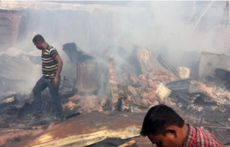 ফরিদপুরের মধুখালীতে আগুনে ১০টি দোকান পুড়ে ছাই হয়ে গেছে। শুক্রবার (০৪ ডিসেম্বর) বেলা সাড়ে ১১টার দিকে উপজেলার কামারখালী বাজারে এ অগ্নিকাণ্ডের ঘটনা ঘটে। এতে প্রায় দুই কোটি টাকার ক্ষতি হয়েছে বলে প্রাথমিকভাবে ধারণা করছে ফায়ার সার্ভিস।