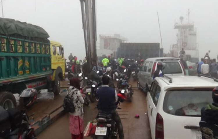 ঘন কুয়াশার কারণে প্রায় ১০ ঘণ্টা বন্ধ থাকার পর দেশের দক্ষিণ পশ্চিমাঞ্চলের ২১ জেলার প্রবেশদ্বার দৌলতদিয়া-পাটুরিয়া নৌরুট দিয়ে পুনরায় ফেরি চলাচল শুরু হয়েছে। সোমবার সকাল ১০টার দিকে পদ্মা নদীর অববাহিকায় কুয়াশার ঘনত্ব কমে গেলে পুনারায় এ রুটে ফেরি চলাচল শুরু হয়। ছবি: জাগো নিউজ