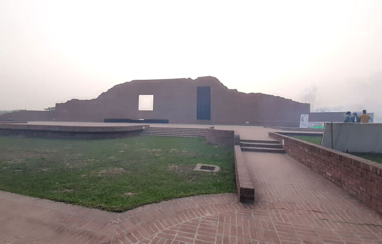 বাংলা মায়ের ছেলেদের আত্মদান কালের সাক্ষী হয়ে দাঁড়িয়ে আছে শহীদ বুদ্ধিজীবী স্মৃতিসৌধ। এ স্মৃতিসৌধের ছবি দেখলে গলা খুলে গাইতে ইচ্ছে করে ‘সব ক’টা জানালা খুলে দাও না...’। ছবি : বিপ্লব দিক্ষিৎ