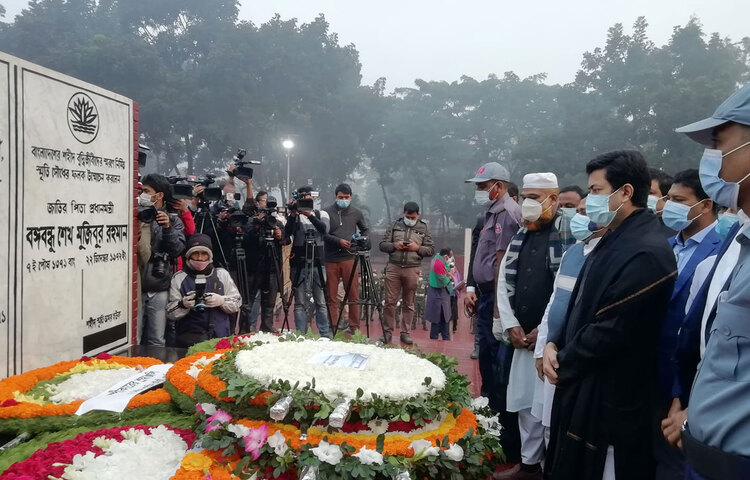 ঢাকা দক্ষিণ সিটি কর্পোরেশনের (ডিএসসিসি) মেয়র ব্যারিস্টার শেখ ফজলে নূর তাপস শ্রদ্ধা জানাচ্ছেন শহীদ বুদ্ধিজীবীদের স্মৃতির প্রতি। ছবি: মাহবুব আলম