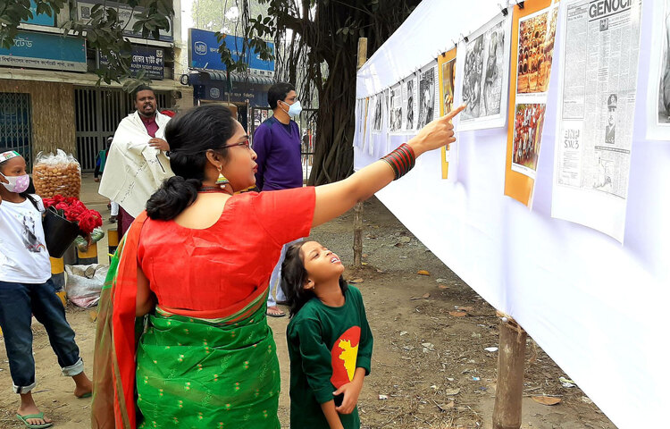 টিএসসিতে মহান বিজয় দিবস উপলক্ষে চলছে আলোকচিত্র প্রদর্শনী। মুক্তিযুদ্ধের ঐতিহাসিক বিভিন্ন ছবি এ প্রদর্শনীতে স্থান পেয়েছে। ছবি: বিপ্লব দিক্ষিৎ
