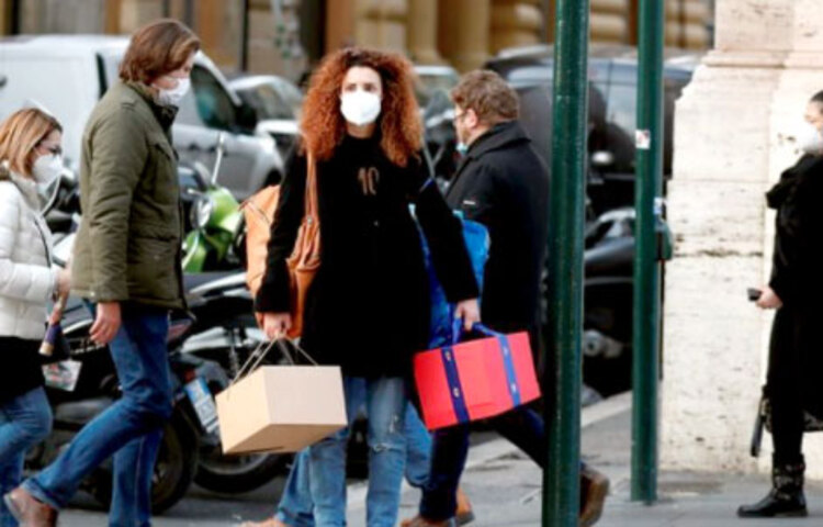 ইতালিতে নতুন করে লকডাউন জারি হচ্ছে। বড় দিনের উৎসব এবং নিউ ইয়ারকে সামনে রেখে দেশজুড়ে আবারও লকডাউন জারি করছে কর্তৃপক্ষ। দেশজুড়ে দৈনিক সংক্রমণ আবারও বাড়তে থাকায় এমন পদক্ষেপ নেয়া হয়েছে। ছবি: সংগৃহীত