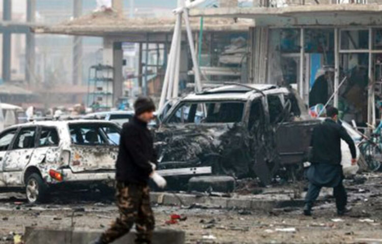 কাবুলে রবিবার আফগান সংসদ সদস্য খান মোহাম্মাদ ওয়ারদাককে হত্যার উদ্দেশ্যে চালানো বোমা হামলায় অন্তত নয়জন মারা গেছেন। তবে মোহাম্মাদ ওয়ারদাক হামলা থেকে বেঁচে গেছেন। আফগান স্বরাষ্ট্রমন্ত্রী মাসউদ আন্দারাবির বরাত দিয়ে ব্রিটিশ বার্তা সংস্থা রয়টার্স জানিয়েছে, হামলায় আরও ২০ জন আহত হয়েছেন যাদের মধ্যে নারী ও শিশুও রয়েছে। ছবি: সংগৃহীত