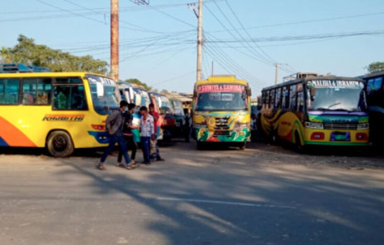 সিলেট বিভাগের সব পাথর কোয়ারি খুলে দেয়ার দাবিতে ট্রাক, পিকআপ, কাভার্ডভ্যান মালিক-শ্রমিক ঐক্য পরিষদের ডাকা ৭২ ঘণ্টার পরিহবন (সব ধরনের) ধর্মঘটের কারণে আজ সুনামগঞ্জ থেকে কোনো দূরপাল্লার বাস ছেড়ে যায়নি। পণ্যবাহী ট্রাকের পাশপাশি চলাচল করেনি কোনো লোকাল বাসও। ছবি: জাগো নিউজ