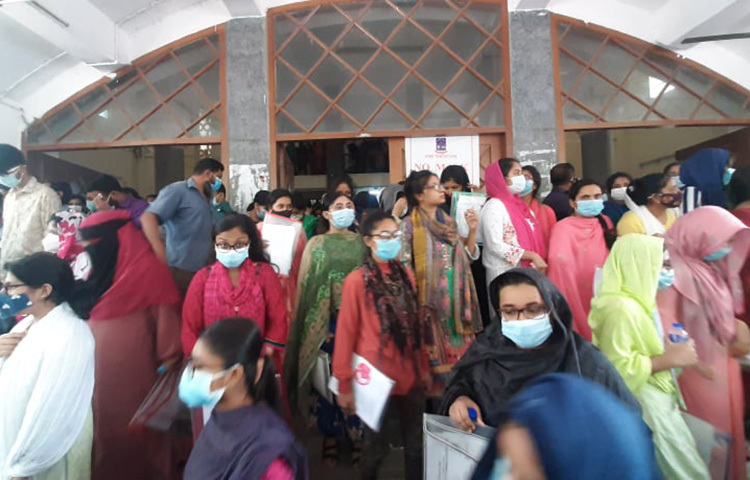 পরীক্ষা শেষে বের হচ্ছেন এমবিবিএস ভর্তিচ্ছুরা। ছবি: জাগো নিউজ