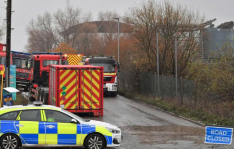 দক্ষিণ-পশ্চিম ইংল্যান্ডের একটি জল পরিশোধন কেন্দ্রে বিস্ফোরণে চারজন প্রাণ হারিয়েছেন। মৃতদের সবাই ওই সময় জল পরিশোধন কেন্দ্রে কাজ করছিলেন। এ খবর জানিয়েছে জার্মান সংবাদমাধ্যম ডয়েচে ভেলে। ছবি: সংগৃহীত