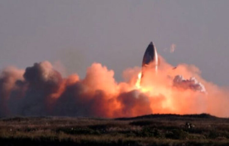 ব্যবসায়ী ইলন মাস্কের মহাকাশ-প্রযুক্তি প্রতিষ্ঠান স্পেসএক্সের ‘স্টারশিপ’ রকেট আট মাইল ছোটার পর অবতরণের সময় বিধ্বস্ত হয়েছে। মঙ্গল গ্রহে পাঠানোর উদ্দেশ্যে তৈরি এই পরীক্ষামূলক রকেট যুক্তরাষ্ট্রের দক্ষিণ টেক্সাসে স্পেসএক্সের বোকা চিকা গবেষণা ও উন্নয়ন কেন্দ্র থেকে বুধবার উড্ডয়ন করে। বিবিসির প্রতিবেদনে এ তথ্য জানানো হয়েছে। ছবি: সংগৃহীত