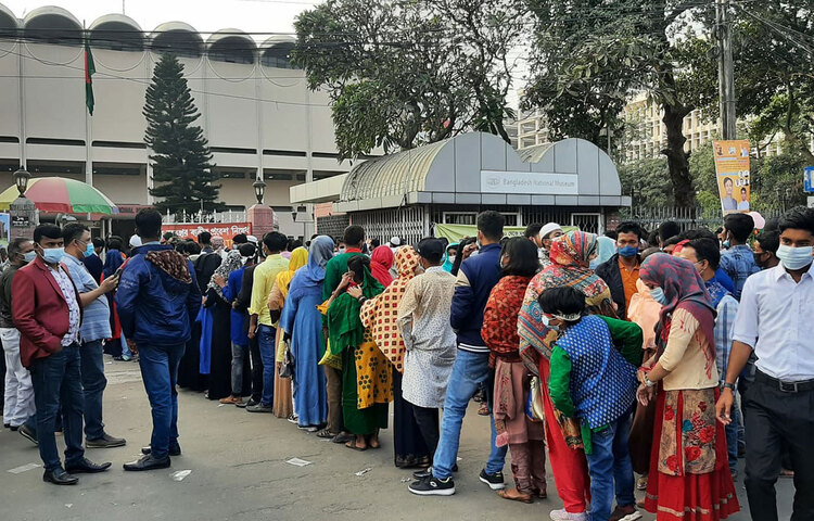 বিজয় দিবসের ছুটিতে জাতীয় জাদুঘরের সামনে দর্শনার্থীদের উপচেপড়া ভিড়। ছবি: জাগো নিউজ