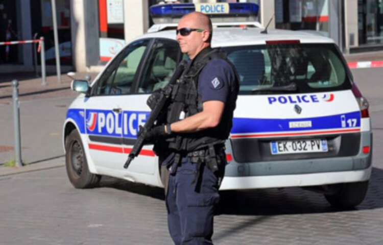 ফ্রান্সে গুলিবিদ্ধ হয়ে তিন পুলিশের মৃত্যু হয়েছে। আহত হয়েছে আরও ১৪ জন। ফ্রান্সের কেন্দ্রীয় পুই ডে ডোম এলাকায় বুধবার ওই হত্যাকাইেমবর ঘটনা ঘটেছে। খবর এএফপির।কেন্দ্রীয় প্রসিকিউটরের কার্যালয় থেকে হতাহতের বিষয়টি নিশ্চিত করা হয়েছে। পারিবারিক সহিংসতার ঘটনায় পুলিশের কাছে সহায়তা চেয়ে ফোন করা হয়েছিল। ছবি: সংগৃহীত