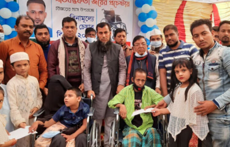 ‘বঙ্গবন্ধু বিজয় দিবস বাস্কেটবল টুর্নামেন্ট-২০২০’ প্রতিযোগিতায় বাংলাদেশ সেনাবাহিনীকে ৭৭-৪০ পয়েন্টে হারিয়ে চ্যাম্পিয়ন হওয়ার গৌরব অর্জন করেছে বাংলাদেশ নৌবাহিনী। শুক্রবার (২৫ ডিসেম্বর) ছিল এ প্রতিযোগিতার সমাপনী দিন। রাজধানীর ধানমন্ডি ইনডোর বাস্কেটবল জিমনেশিয়ামে ফাইনাল খেলা অনুষ্ঠিত হয়। এক সংবাদ বিজ্ঞপ্তিতে এ তথ্য জানিয়েছে আন্তঃবাহিনী জনসংযোগ পরিদফতর। ছবি: জাগো নিউজ