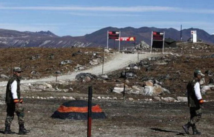 ভারত এবং চীনের মধ্যে সাম্প্রতিক সময়ে উত্তেজনা যেন কমছেই না। এবার অরুণাচল প্রদেশকে কেন্দ্র করে নতুন করে দুদেশের মধ্যে উত্তেজনা তৈরি হয়েছে। ভারতের পক্ষ থেকে দাবি করা হয়েছে যে, পশ্চিম অরুণাচল সীমান্তে চীনের বুম লা পাস এলাকায় ইতোমধ্যেই তিনটি গ্রাম তৈরি করেছে চীন। ইতোমধ্যে উপগ্রহ চিত্রে এসব গ্রামের ছবি ধরা পড়েছে। ছবি: সংগৃহীত