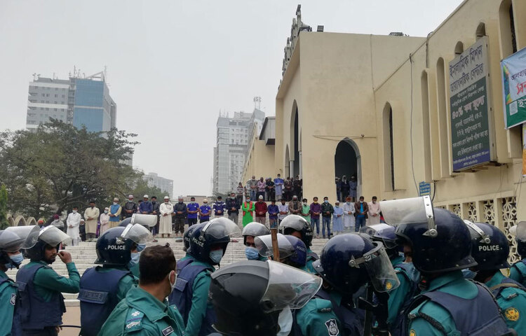 অপ্রীতিকর পরিস্থিতি এড়াতে আজ জুমার নামাজের সময় জাতীয় সমসজিদ বায়তুল মোকাররমের সামনে পুলিশি পাহারা। ছবি: মাহবুব আলম