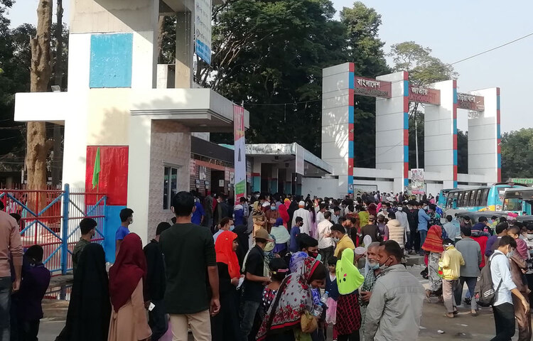 অন্যদিকে জাতীয় চিড়িয়াখানায়ও দর্শনার্থীদের ভিড় দেখা গেছে। ছবি: জাগো নিউজ