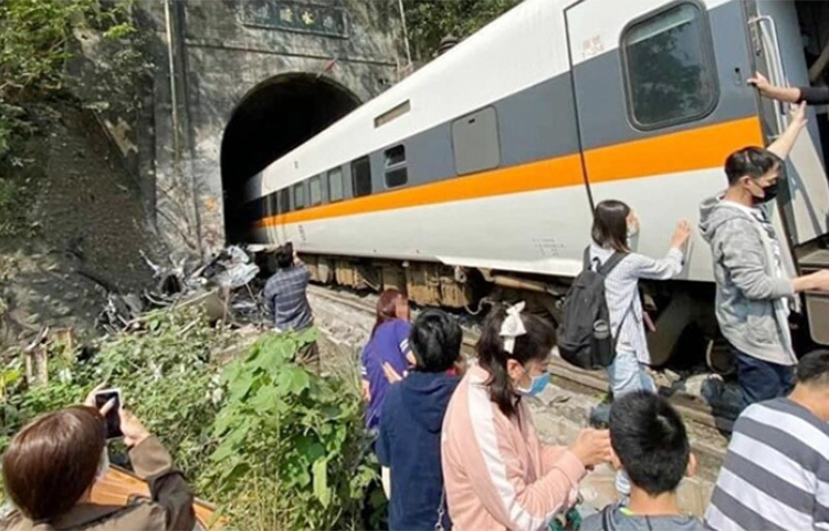 তাইওয়ানে একটি টানেলের ভেতর ট্রেন লাইনচ্যুত হয়ে কমপক্ষে চারজন নিহত ও অন্তত ২০ জন আহত হয়েছেন। তবে বেশি ক্ষতিগস্ত বগিগুলোতে উদ্ধারকাজ এখনও শেষ হয়নি। ফলে হতাহতের সংখ্যা আরও বাড়তে পারে বলে আশঙ্কা করা হচ্ছে। ছবি: সংগৃহীত
