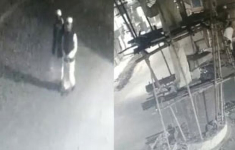 কুষ্টিয়ায় বঙ্গবন্ধুর ভাস্কর্য ভাঙচুর করে টুপি পরা দুই যুবক। ভাস্কর্য ভাঙচুরের একটি ভিডিও ফুটেজ হাতে এসেছে জাগো নিউজের, ভিডিও থেকে এই ছবি নেয়া হয়েছে। ছবি: জাগো নিউজ