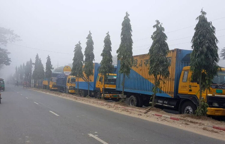 কুয়াশায় দৌলতদিয়া-পাটুরিয়া নৌরুটে ফেরি চলাচল বন্ধ থাকায় আজ উভয় ঘাটে যানবাহনের দীর্ঘ সারি দেখা গেছে।