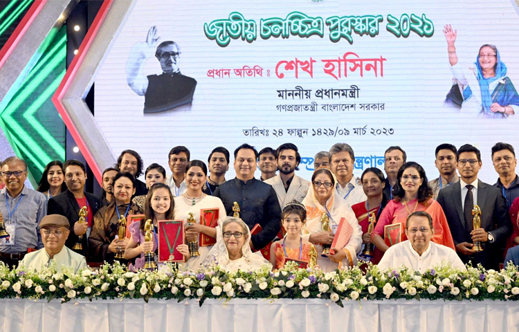 প্রধানমন্ত্রী শেখ হাসিনা ২৭টি ক্যাটাগরিতে জাতীয় চলচ্চিত্র পুরস্কার-২০২১ বিতরণ করেছেন। আজ রাজধানীর বঙ্গবন্ধু আন্তর্জাতিক সম্মেলন কেন্দ্রে প্রধান অতিথি হিসেবে উপস্থিত থেকে বিজয়ীদের মধ্যে পুরস্কার বিতরণ করেন তিনি। তথ্য ও সম্প্রচার মন্ত্রণালয় এ অনুষ্ঠানের আয়োজন করে। ছবি- সংগৃহিত