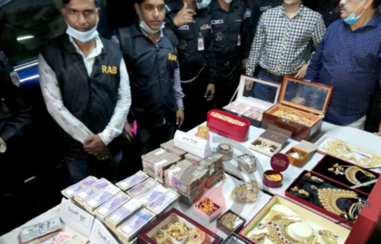 মনিরের বাসা থেকে উদ্ধার করা অবৈধ জিনিসপত্র।