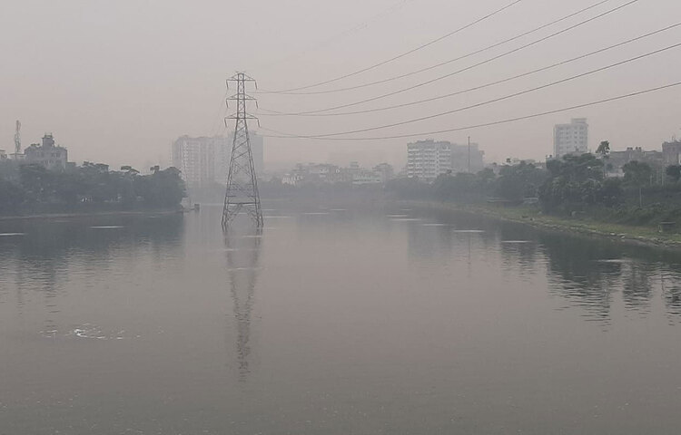 কুয়াশাচ্ছন্ন আজকের রাজধানীর দৃশ্য। সারদিন সূর্যের দেখা মেলেনি।