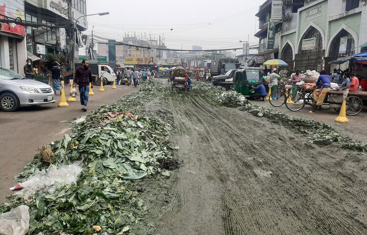 কাওরানবাজারে শীতকালীন সবজিতে বেড়েছে ময়লা, যথাসময়ে হচ্ছে না পরিষ্কার। এতে জনদুর্ভোগ বাড়ছে।